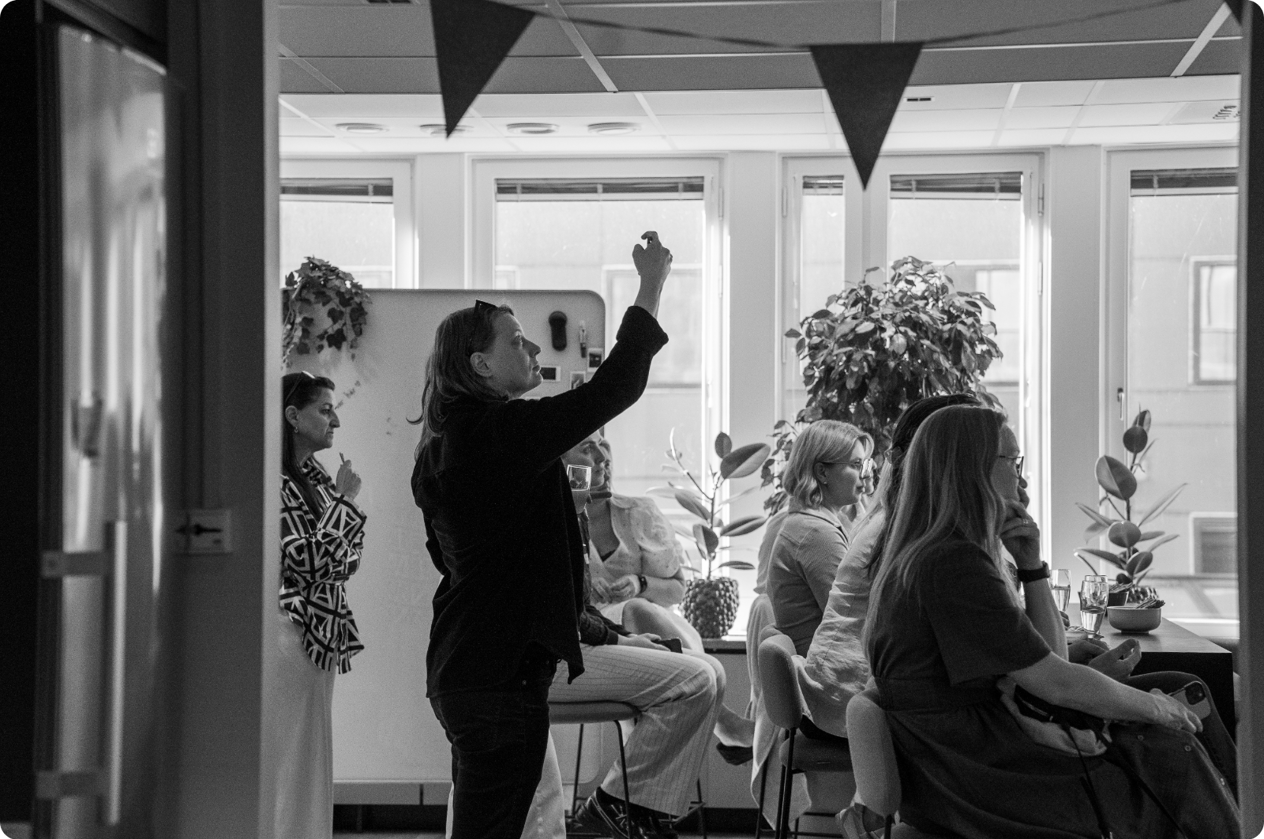 C_her - Malmö - Lena handshake
